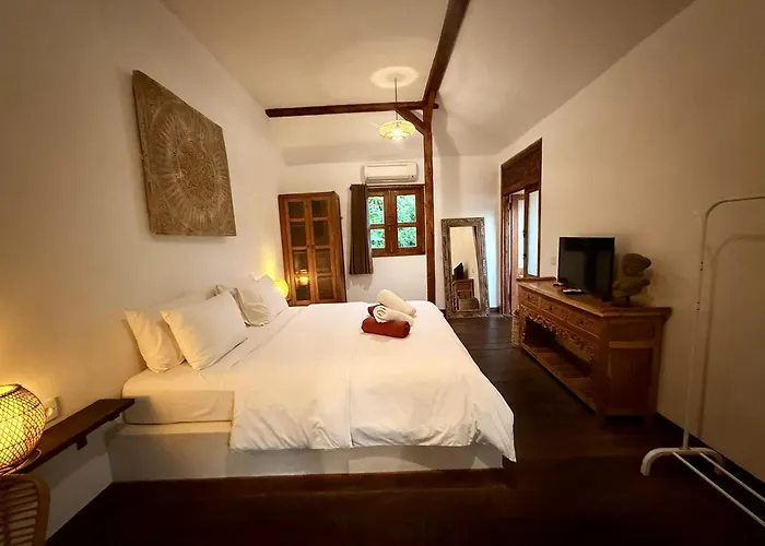 Villa Joglo - Tropical Oasis